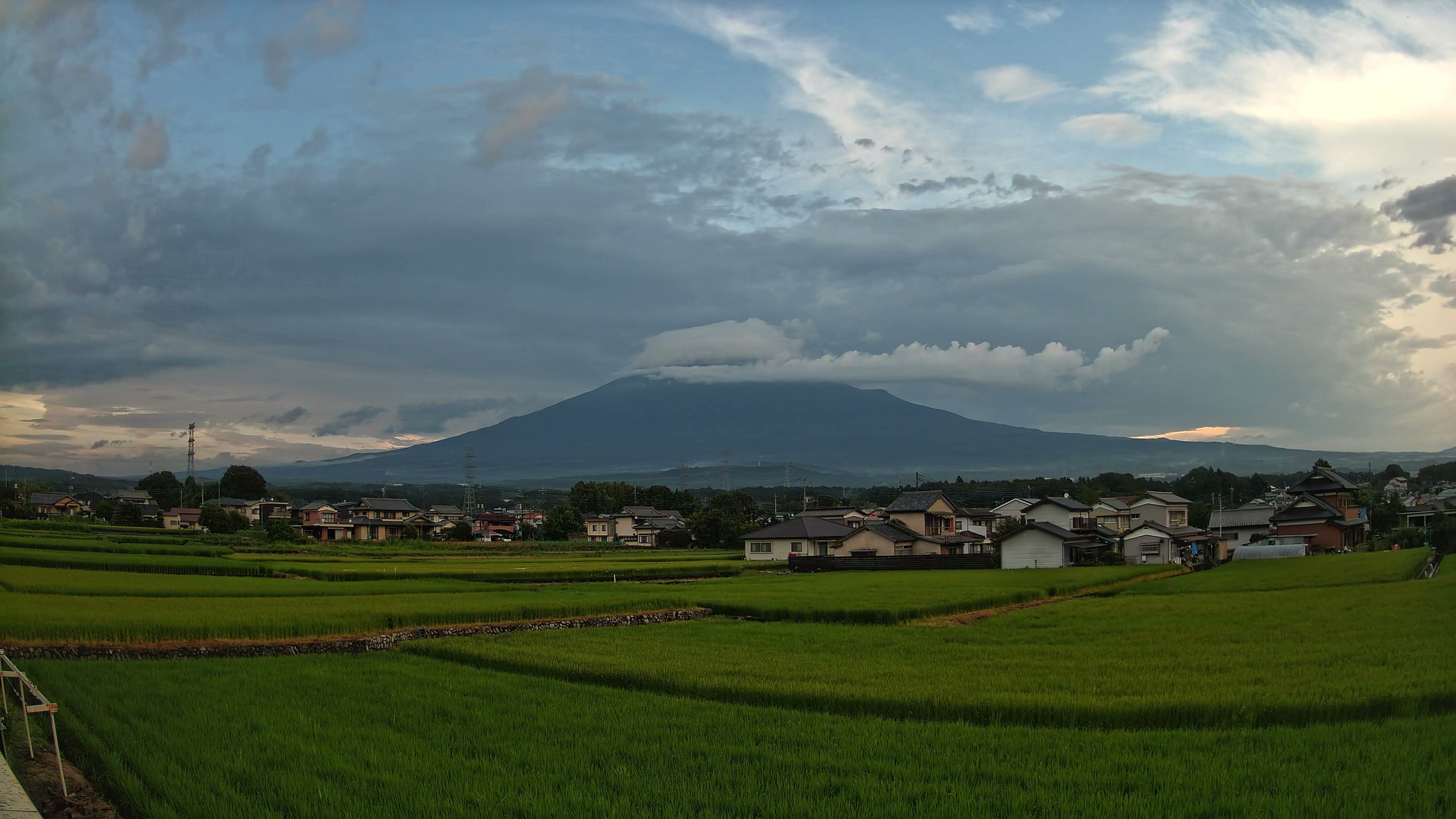 笠雲の富士山と田んぼ